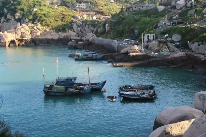 去南麂岛必去的就是大沙澳 一面朝海三面环山 使得大沙澳冬暖夏凉