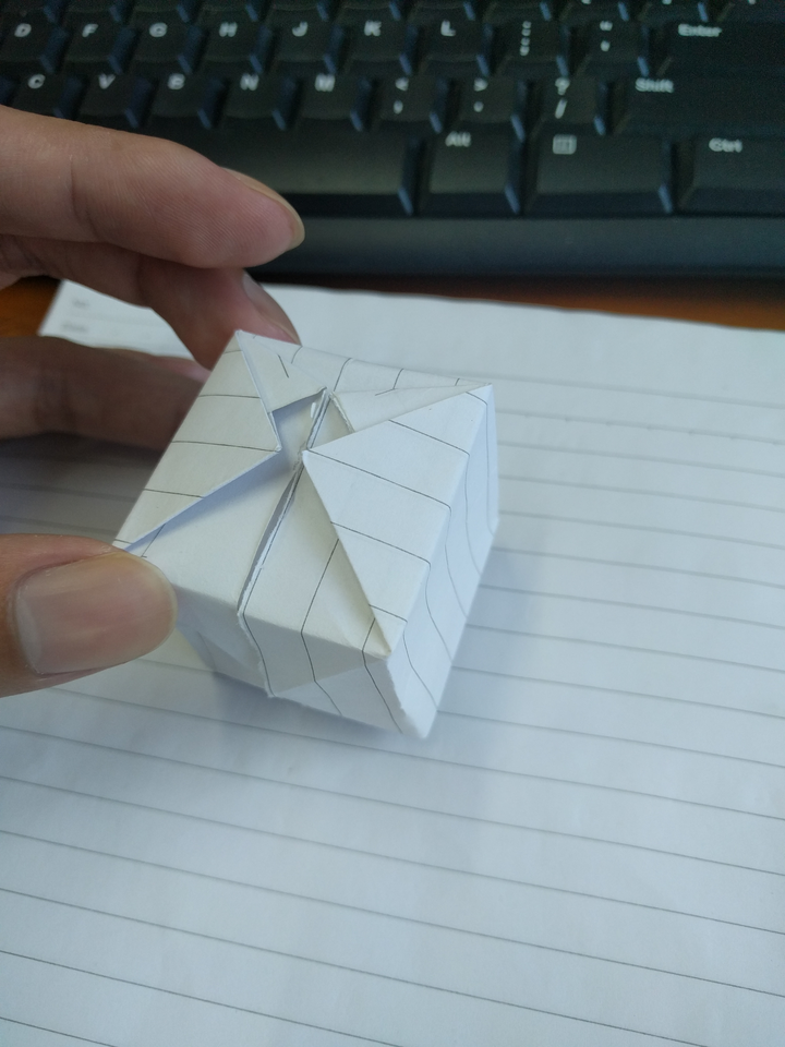 求怎样用一张正方形纸折出一个空心正方体?