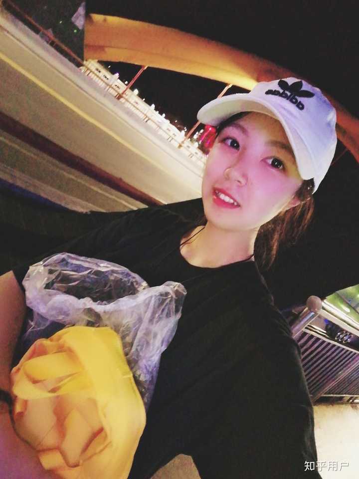 小姐姐和她朋友出去玩照的照片↓
