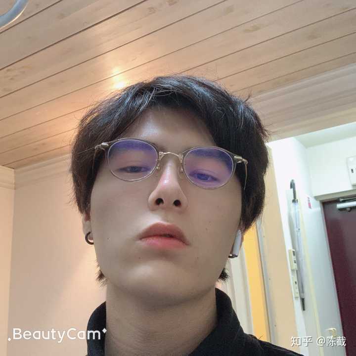 对看到我发言的你来说帅不帅 不知道 自卑挺自卑的