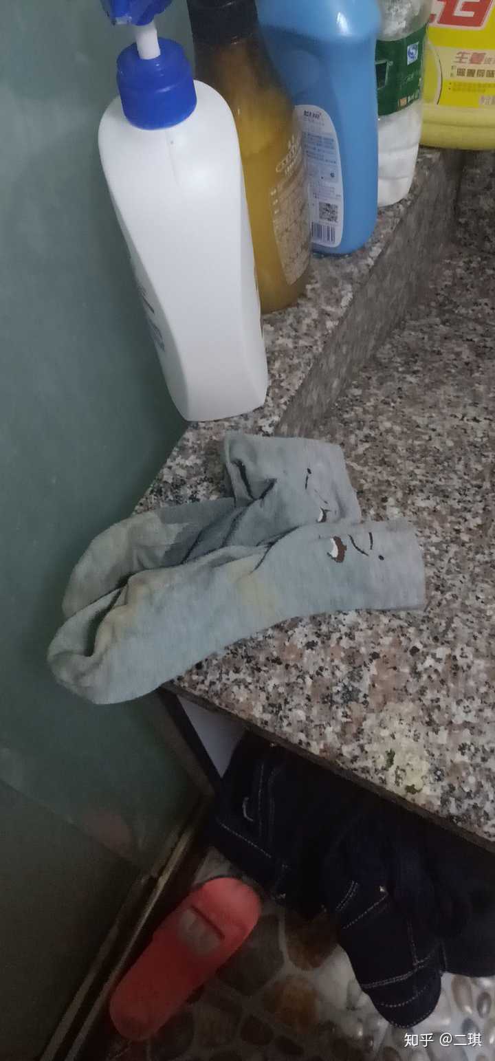 只有一个卫生间,公公的臭袜子袜子直接丢在公用洗衣台,叫我洗还是不