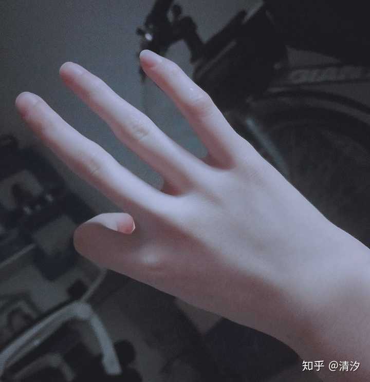 单拍手部的话,有哪些拍照的手部姿势呢?