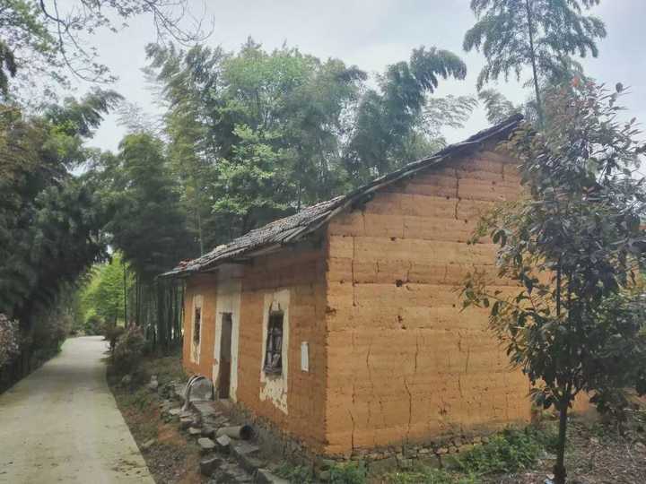 一个建于上世纪五六十年代的土房子,造型端庄,尺度宜人.