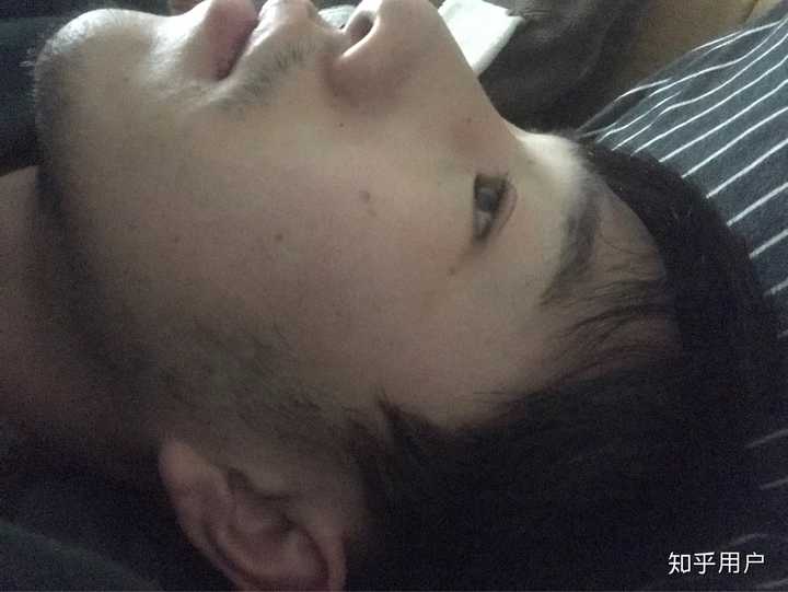 男朋友认真玩手机时候的侧脸还是有点意思的