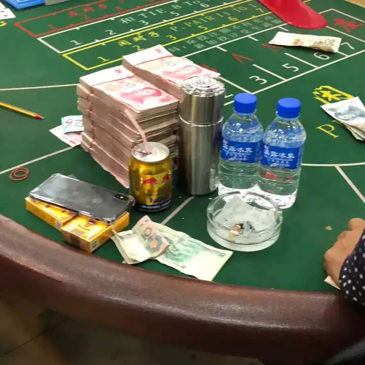 "小弟"其实经常混迹于赌场,瞅见哪位大老板在赌钱,就自觉地站在后方