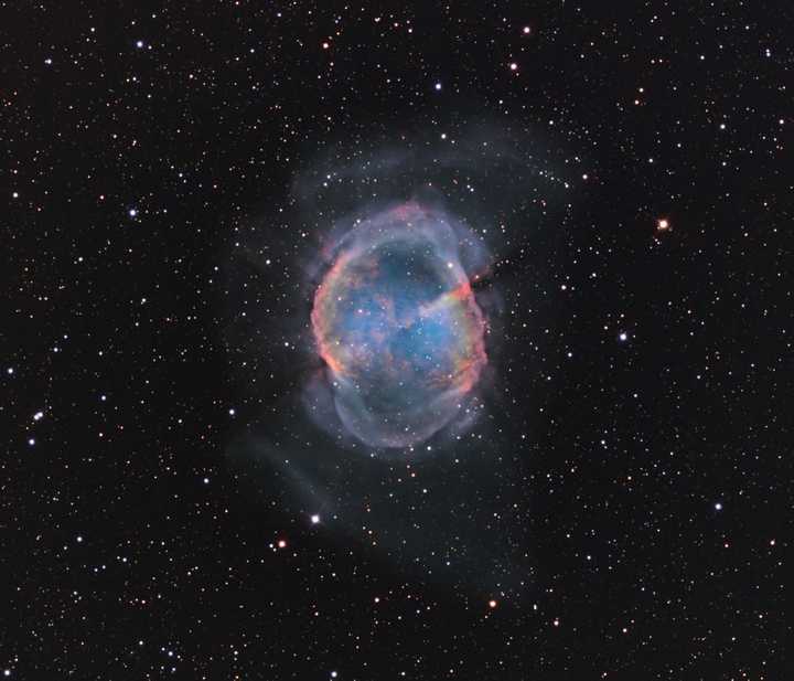 上图中的m57,是由法国天文学家梅西耶发现的一个环状星云.