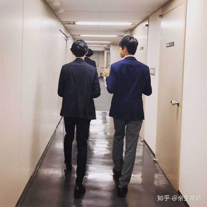 两人背影