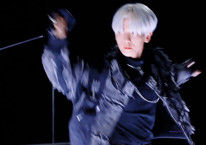 上热搜的蓝发贤了吧 还有一个不请出场我都觉得对不起伯贤 边白熙女神