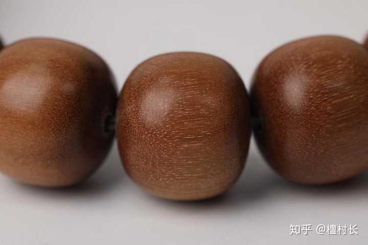 这是明显的芭比檀,成本十几块钱,根本不是上边回答的老山檀香,我发几