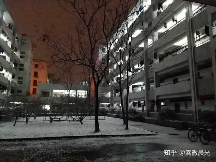 东南大学的宿舍条件如何?校区内有哪些生活设施?