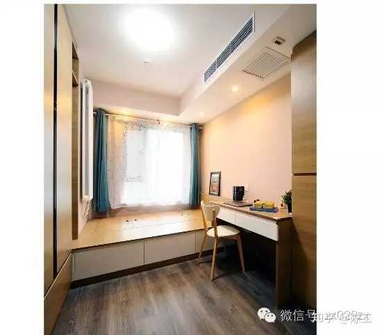 靠窗户整体做书桌,下方连体榻榻米设置,背景壁纸隔架装饰