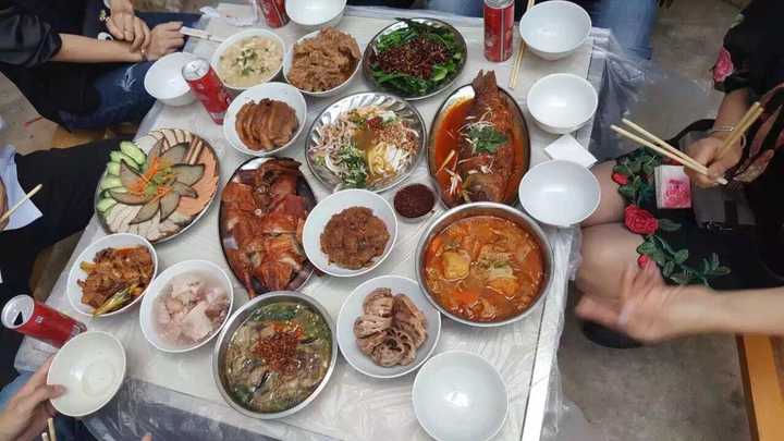 又从麻麻朋友圈挖到了一张吃酒席的照片 总之…就是很奇怪的食物啦