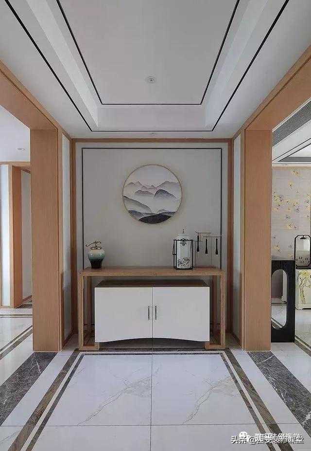 新中式进门第一眼,圆形的中式山水画点睛之笔,非常清雅有韵味