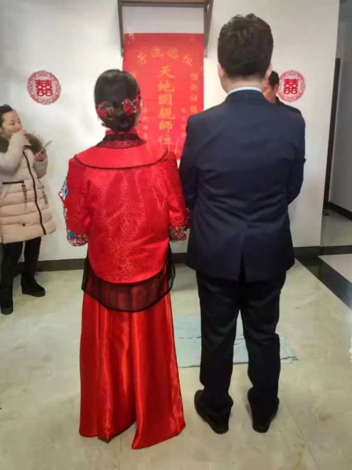 之后就是从酒店去家里,有一个小小的拜堂敬祖仪式,一瞬间蛮有从夫的