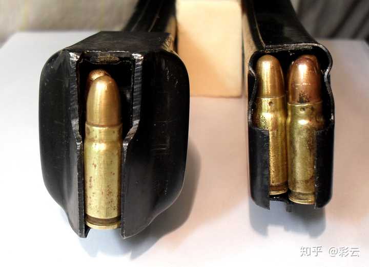 左侧为ppsh41使用的双排单进弹匣,右侧为pps43使用的双排双进弹匣