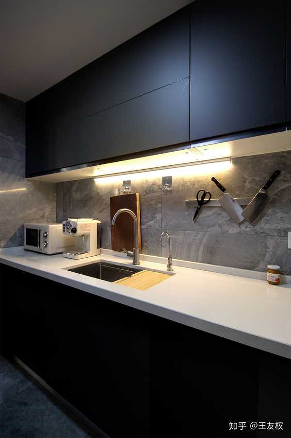 黑白灰 # 半开放式厨房 #墙砖 # 有木设计