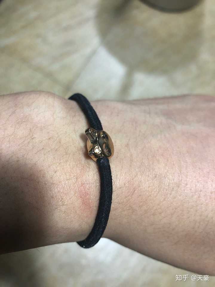 男生手上戴了皮筋是什么意思