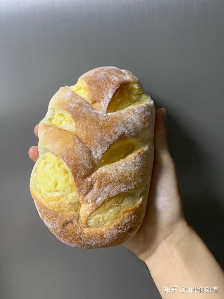 这个是我自己做的面包,形状有点丑,哈哈哈.