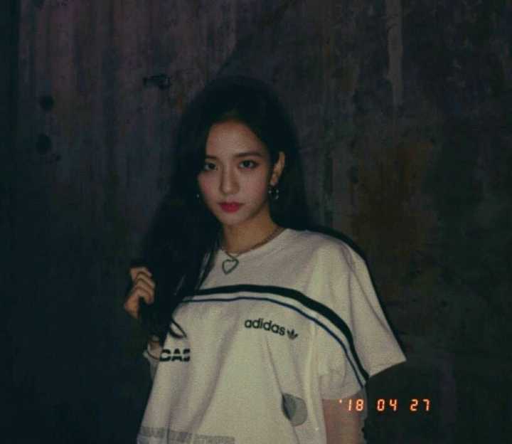 blackpinkjisoo头像,blackpinkrose头像 这张我最喜欢1 jisoostaid:有没有black pink里jisoo的头像?