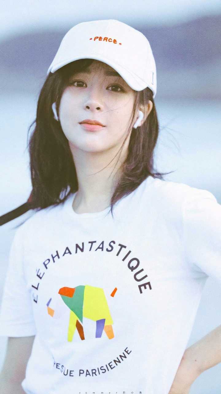 杨紫最新海边写真风格怎么样?