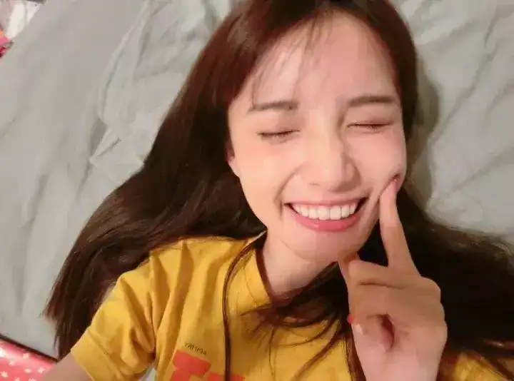 适合女生的拍照表情和姿势有哪些?
