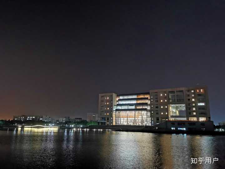 上海海事大学的图书馆或教室环境如何?是否适合上自习