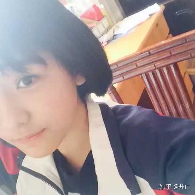 高中时素颜就好看的女生长大化妆后岂不是逆天吗?