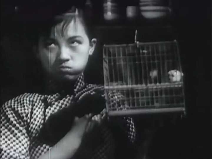 1937年电影《马路天使》中,周璇饰演歌女小红,当时的周璇才16岁.