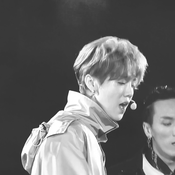 如何评价鹿晗二巡演唱会的舞美设计和鹿晗唱功及舞台表现力?