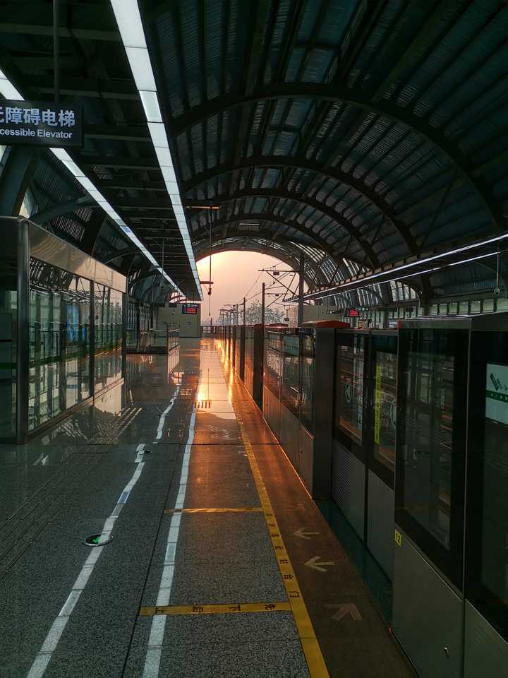 黄昏的地铁站