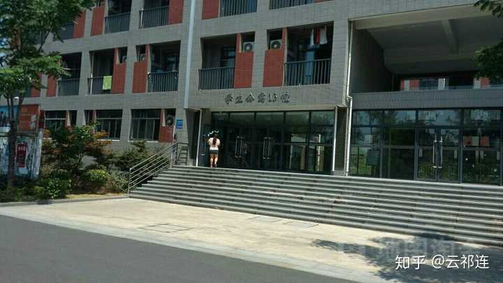 南京大学的宿舍条件如何?校区内有哪些生活设施?