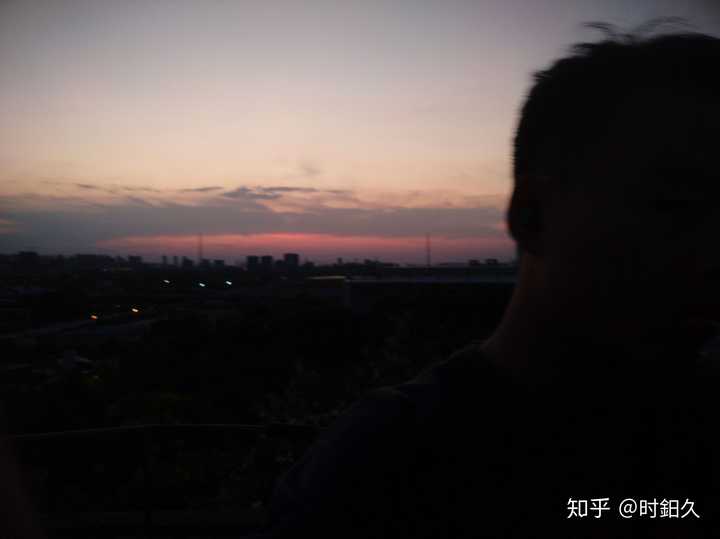 坐标武汉,当时在天台抽烟,想自拍一张来着结果对焦到夕阳,就变成了这