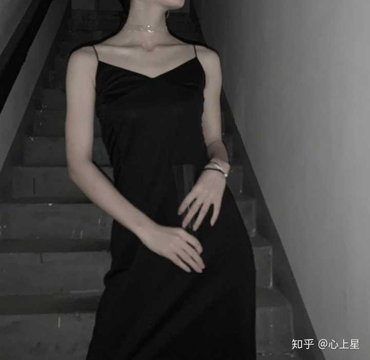 有哪些黑色系的美女壁纸?