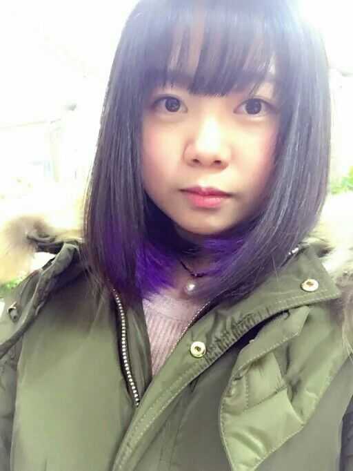 最近她找到了她幼儿园的照片,不要太可爱哈哈哈哈,这脸真的是想冲上去