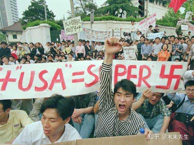 愤怒的人群包围了位于中国北京的美国驻华大使馆