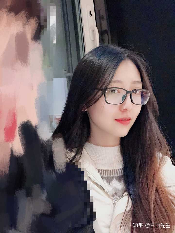 她的脸比较小 五官比较精致 最最最重要的就是 作为文科硕士 她的