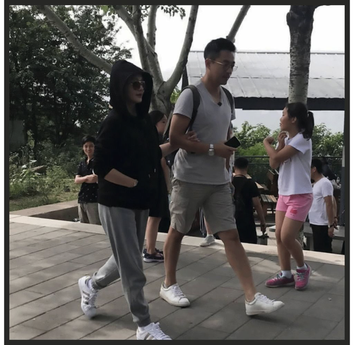 平时自己和汪小菲出门也包的严严实实