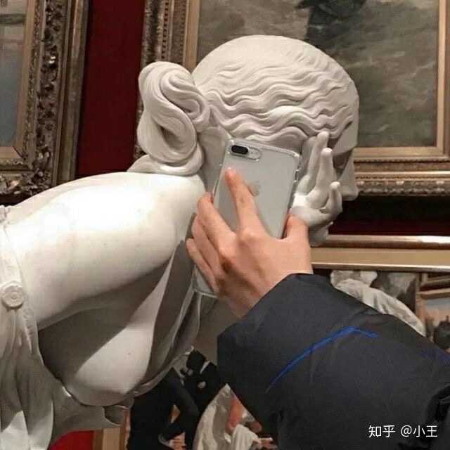 有没有人有那个头像,一个外国女孩亲吻雕像的?