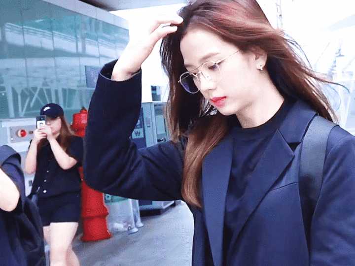 blackpink戴眼镜的照片,blackpink戴眼镜 blackpink的as if it"s your last 里面为什么智秀的部分那么少啊?