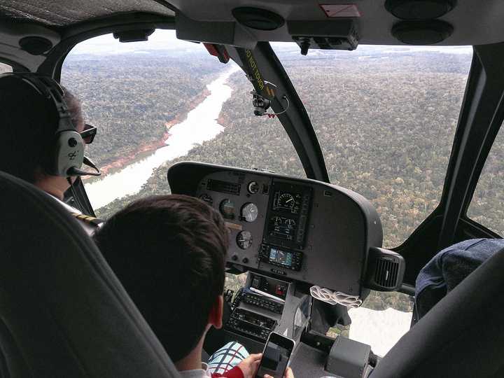 在直升机上俯瞰伊瓜苏河
