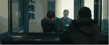 挂电话后,心里防线彻底崩溃.但是很快用手擦干净眼睛.