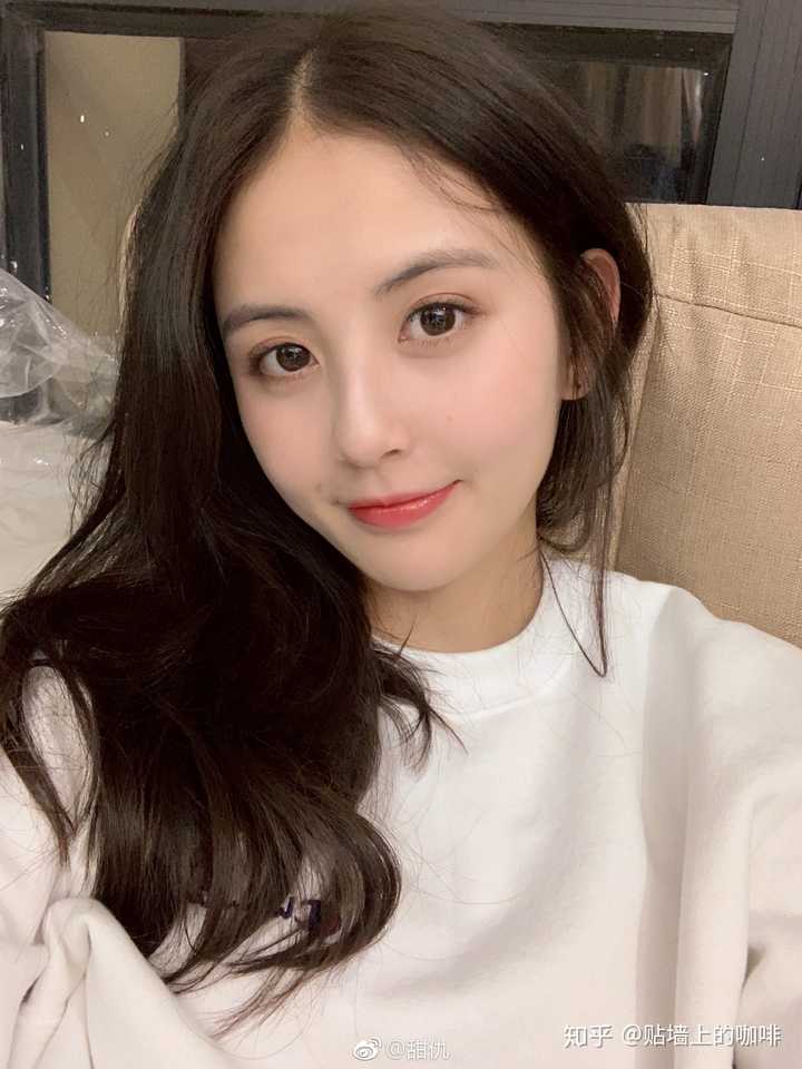 高中时素颜就好看的女生长大化妆后岂不是逆天吗?