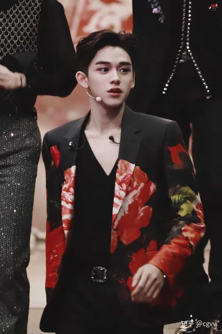 如何评价lucas黄旭熙的外形条件?
