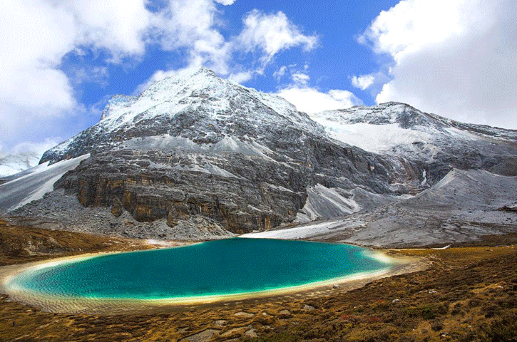 它包括甘南藏族自治州碌曲县下辖的郎木寺镇和四川省若尔盖县红星乡