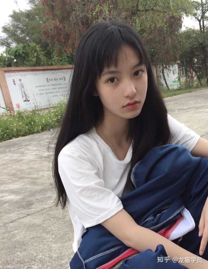 高中时素颜就好看的女生长大化妆后岂不是逆天吗