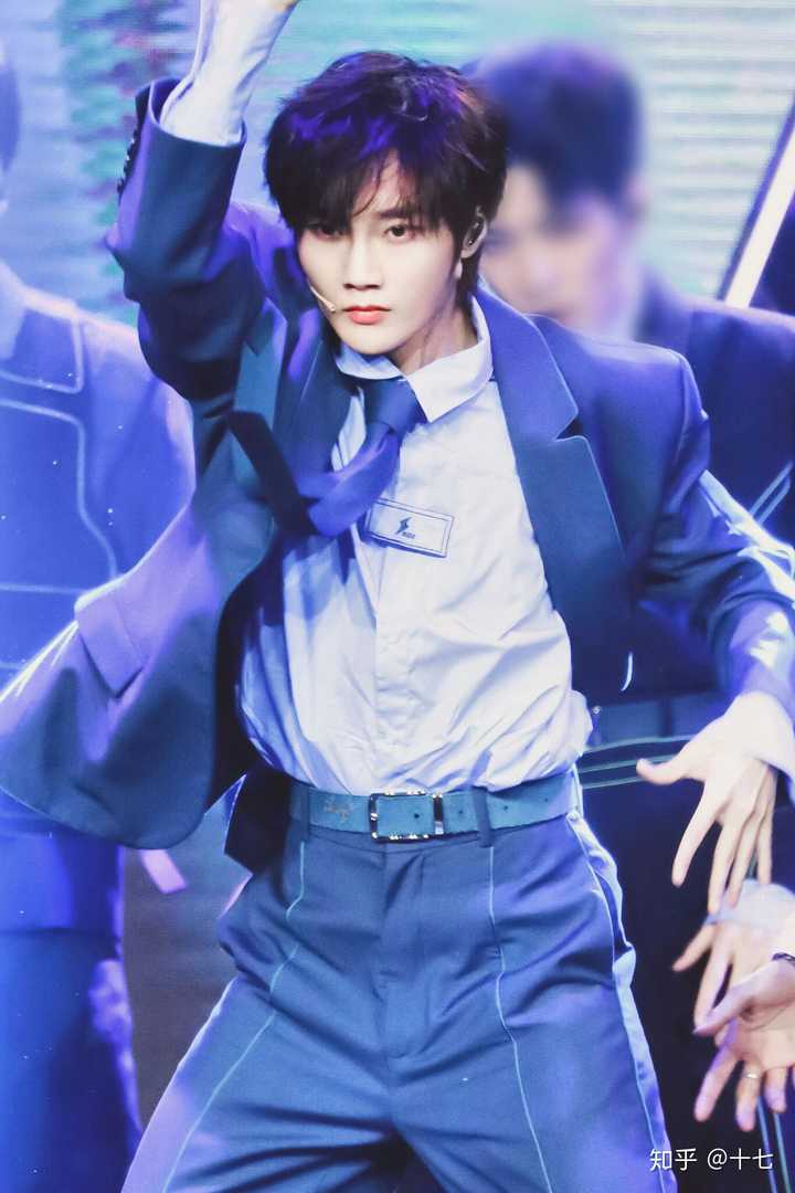 如何评价r1se刘也得颜值?