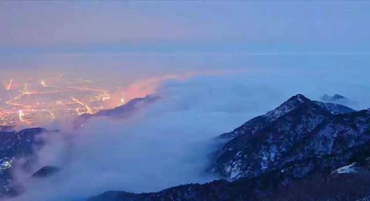 有哪些城市附近有可以鸟瞰全城的山坡?