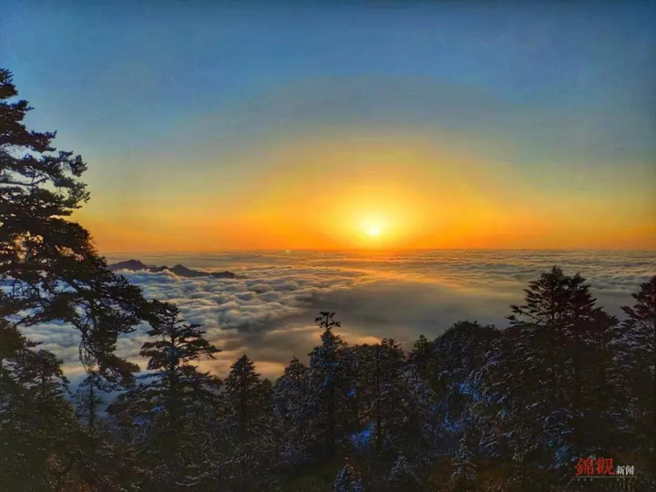 西岭雪山上的日出