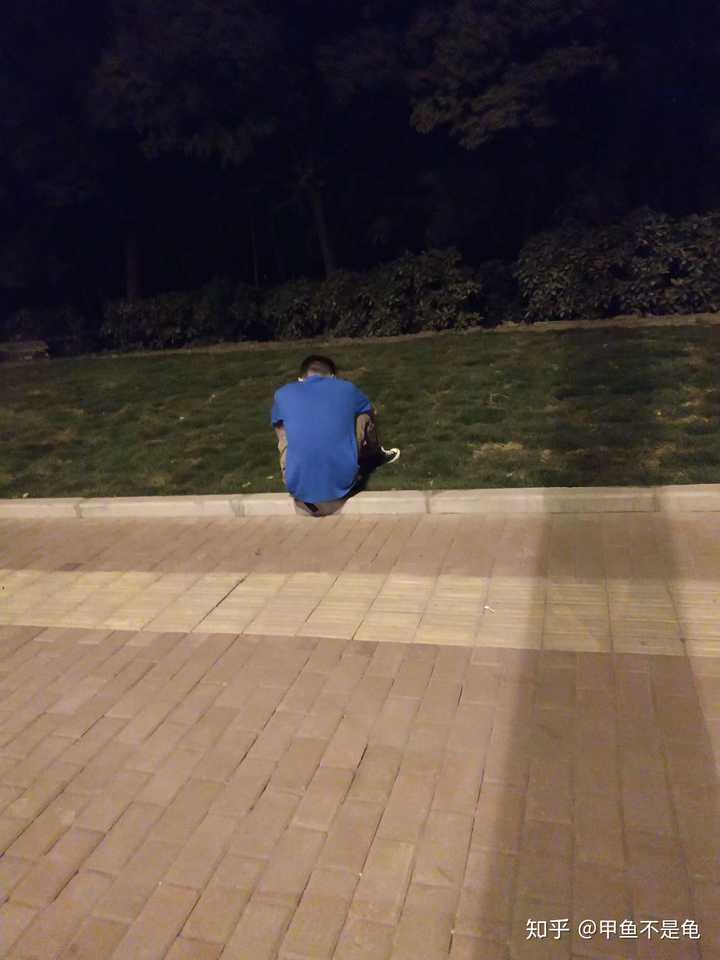 某一天下班拍到的      一个小伙子  自己坐在路边上在哭
