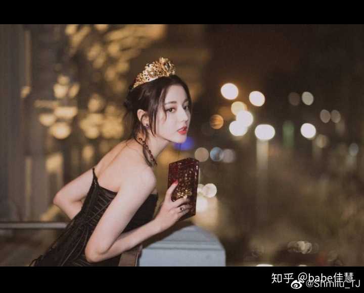 为什么感觉最近迪丽热巴的红毯照片,眼神变了,整体感觉也和之前不同了